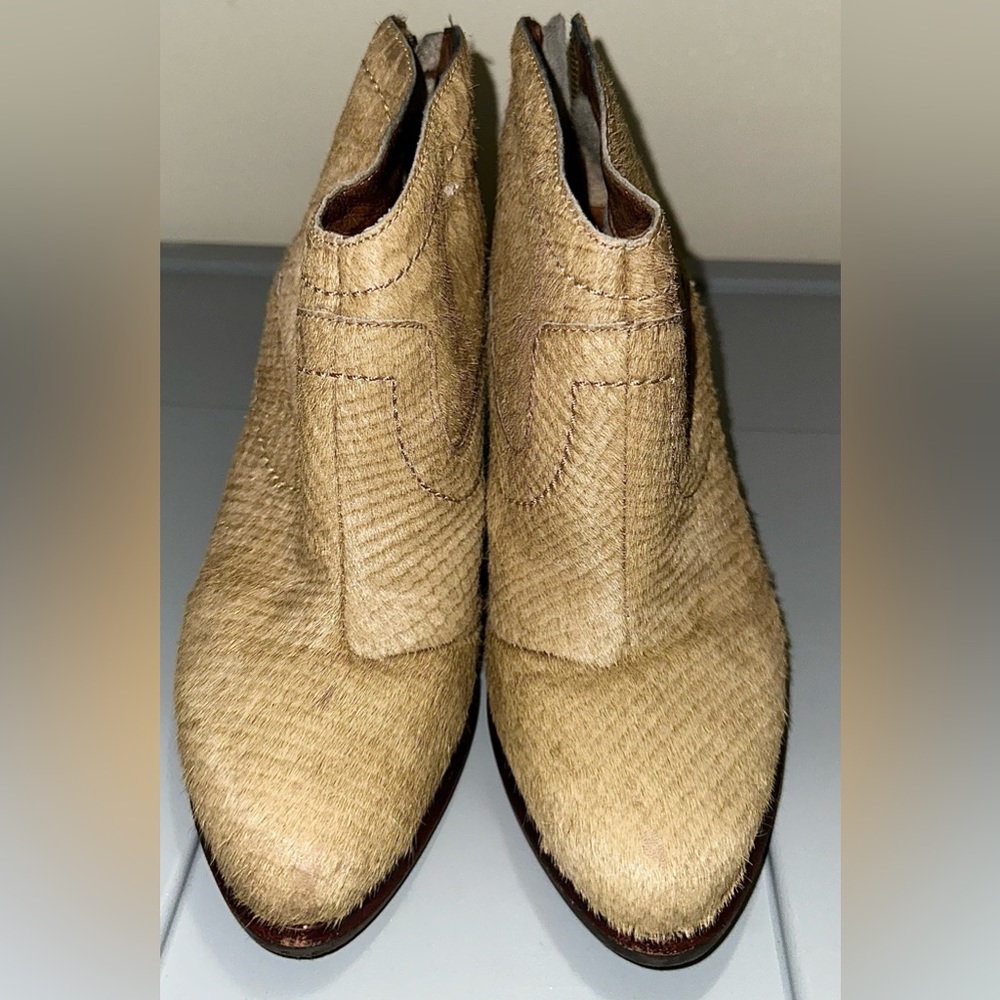 Women's UGG BOOTIES. Size 5.